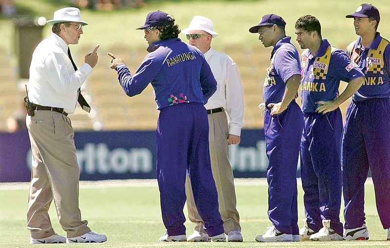 Arjuna Ranatunga questioned umpire Ross Emerson's no-balls calls for Muralis's bowling before gesturing his players to walk off the field against England at Adelaide 1999