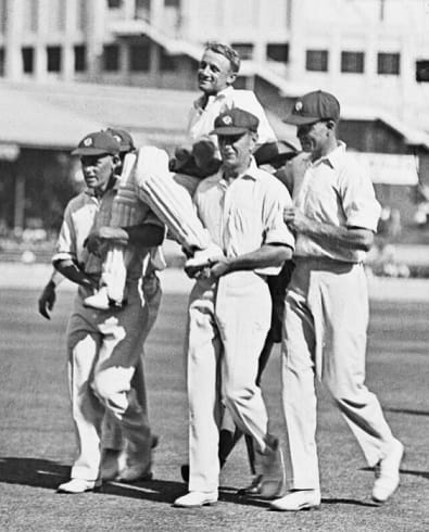 Don Bradman pictures with his team mates